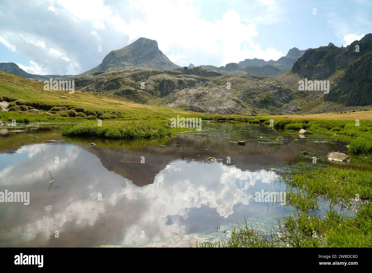 Espectacular paisaje de montaña con un lago en los pirineos. Desconexión de la tecnología Foto de stock