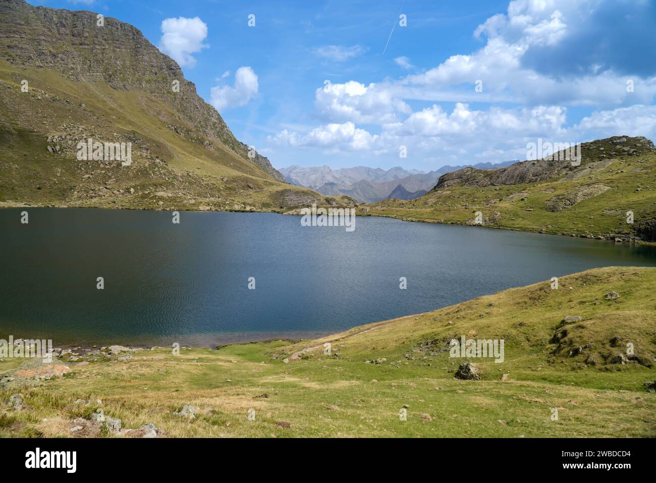 fondo para escritorio de lago de montaña. desconexión tecnológica Foto de stock