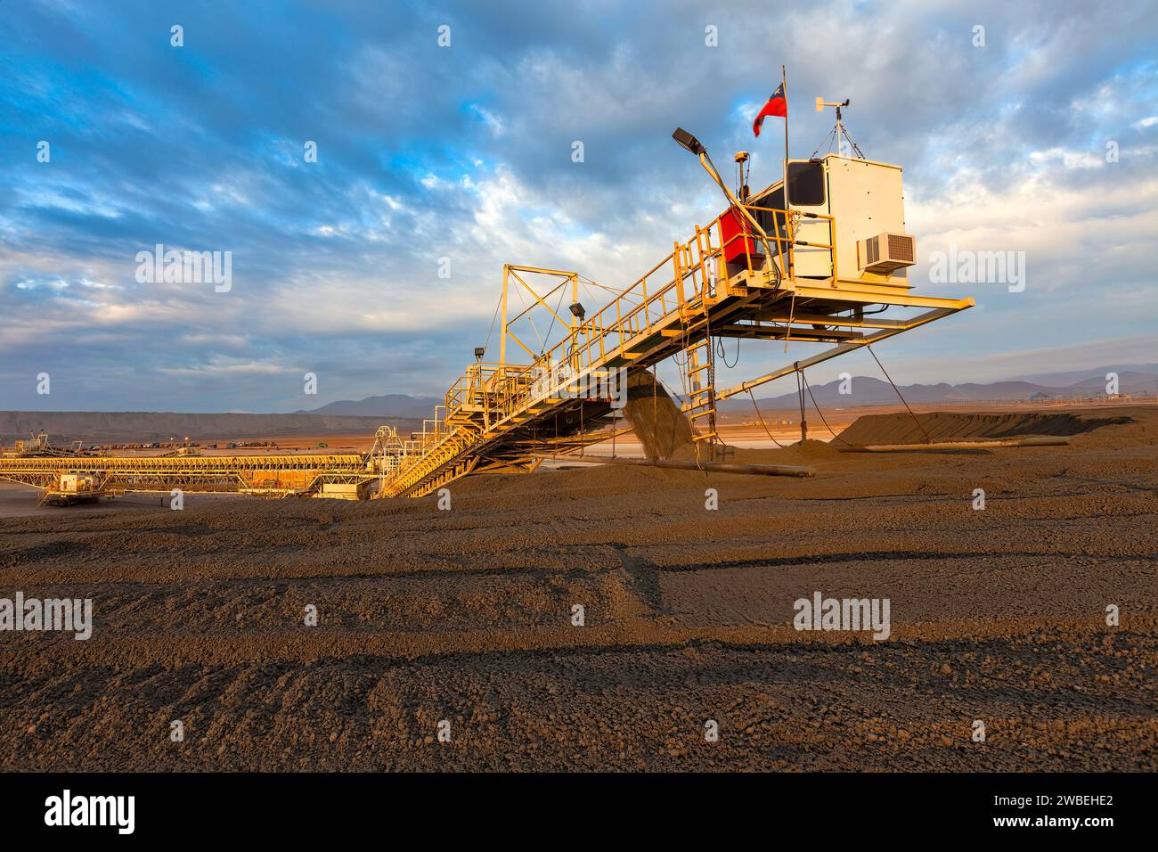 Maquinaria de cinta transportadora portátil en una mina de cobre en Chile Foto de stock