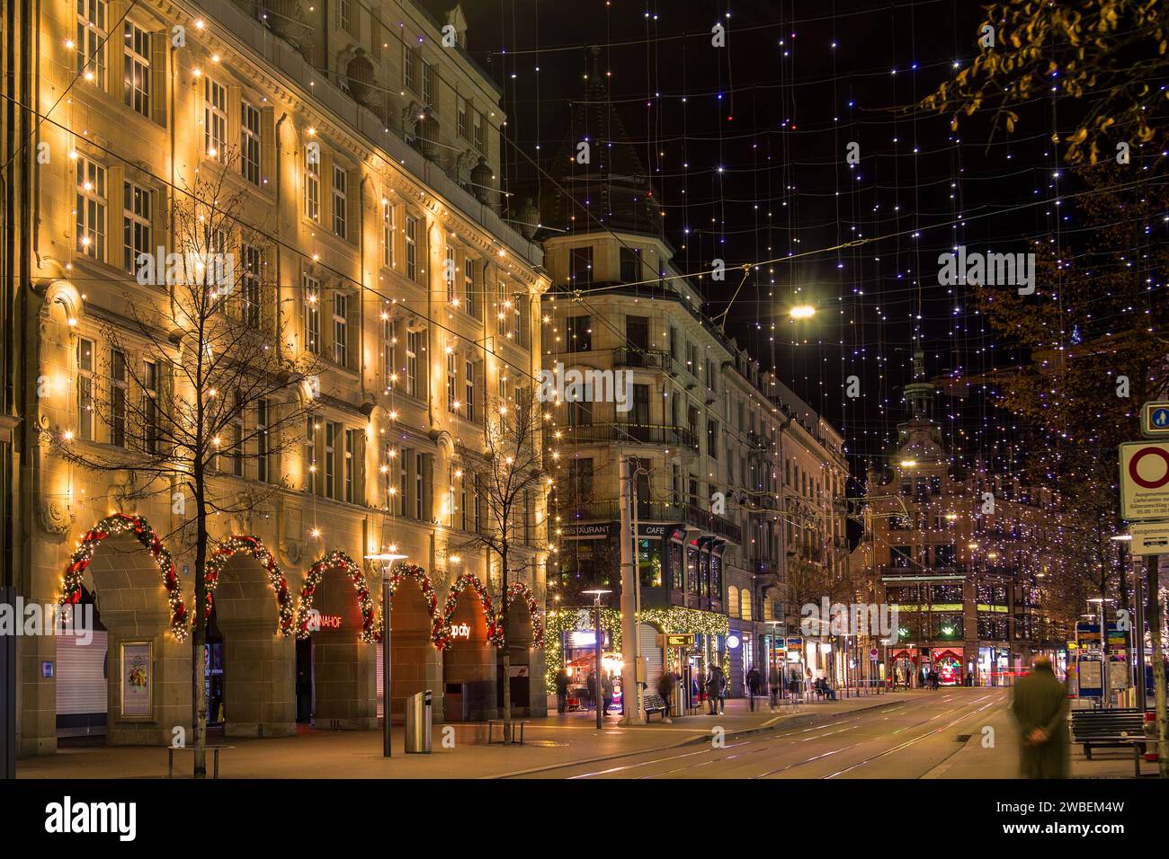 Zruich, Suiza - 02 de enero de 2022: Calle Bahnhof en el centro de la ciudad de Zurich en la temporada de Navidad con iluminación del festival. Foto de stock
