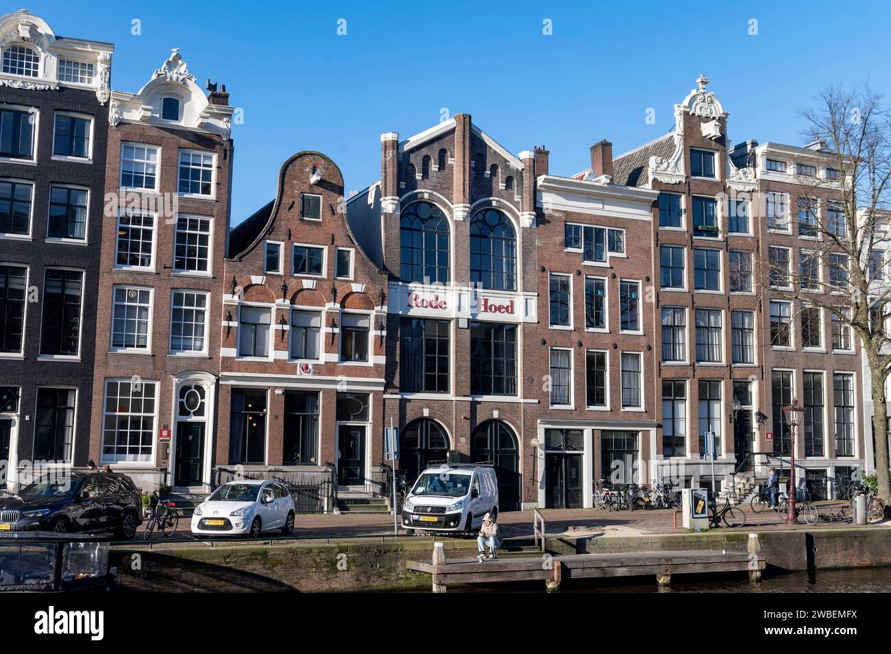 Amsterdam Países Bajos 10 de enero de 2024 debatcentrum centro de debate Rode Hoed sobre el Keizersgracht. El edificio Vrijburg fue una iglesia clandestina para los protestantes Remonstrantes en el siglo XVII. remonstranten, geschiedenis, verleden Foto de stock