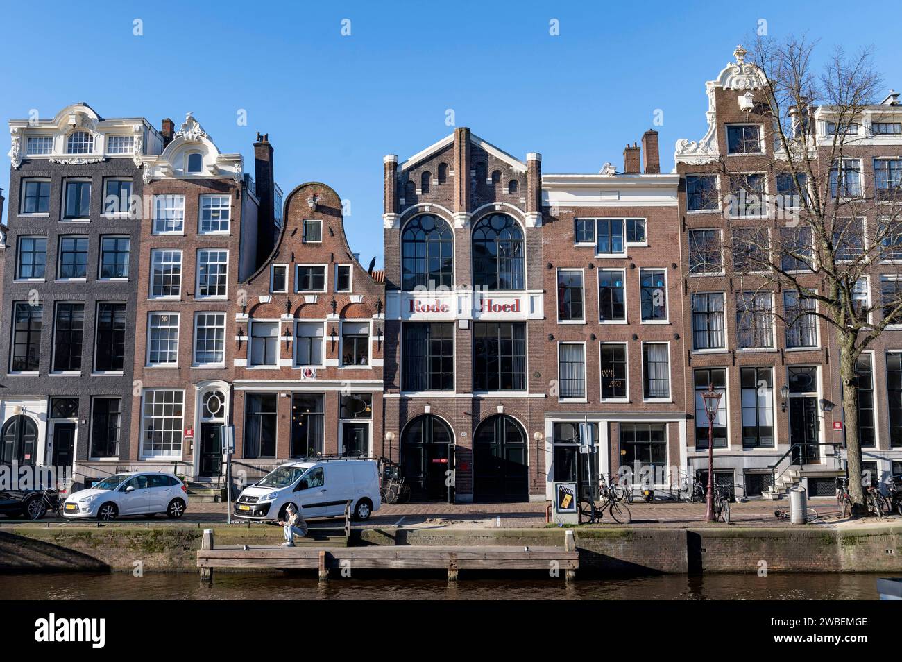 Amsterdam Países Bajos 10 de enero de 2024 debatcentrum centro de debate Rode Hoed sobre el Keizersgracht. El edificio Vrijburg fue una iglesia clandestina para los protestantes Remonstrantes en el siglo XVII. remonstranten, geschiedenis, verleden Foto de stock