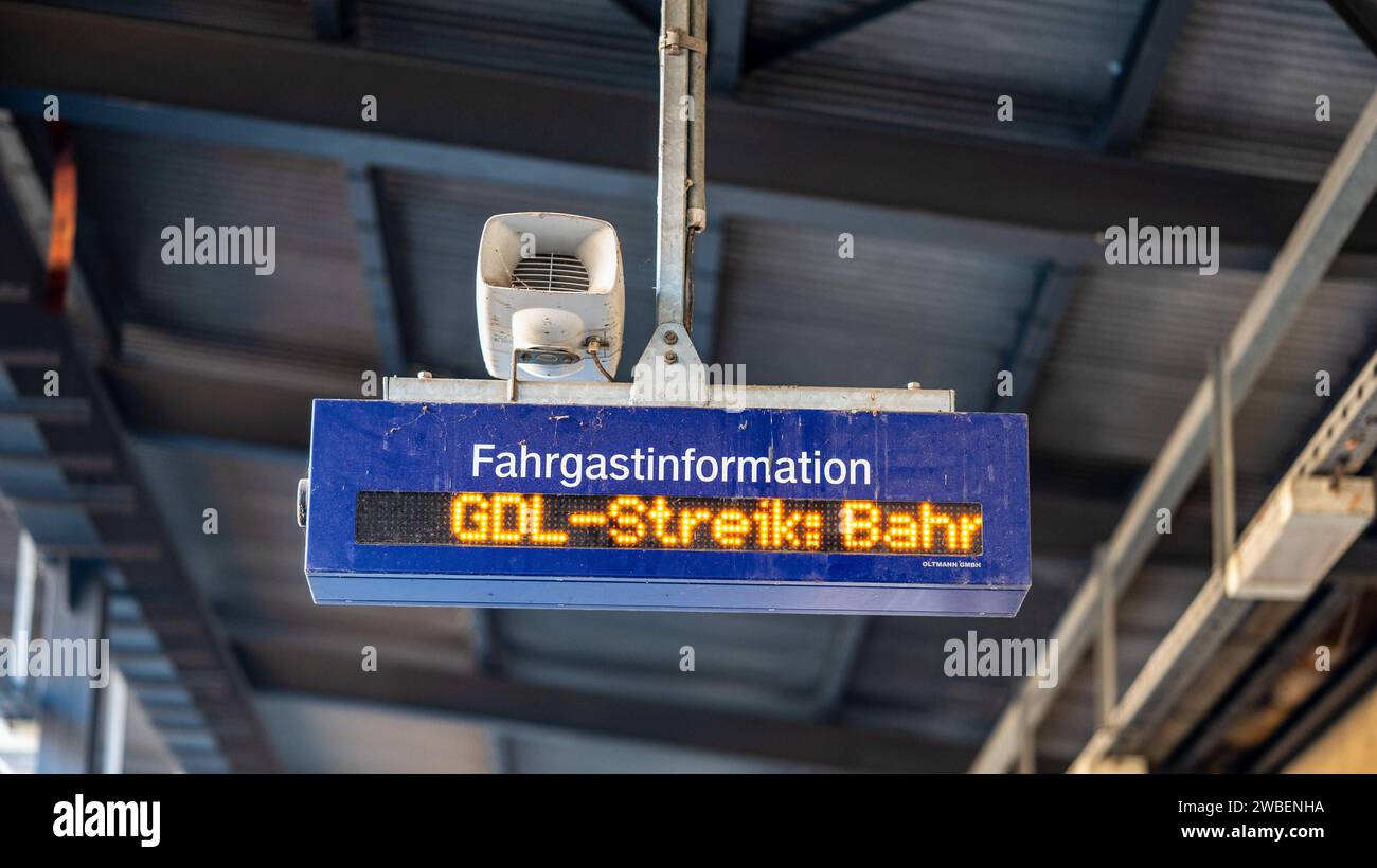 Leisnig - Bahnstreik trifft auch Mittelsachsen 10.01.2024 Bahnhof Leisnig IM Foto: Elektronische Tafel mit der Überschrift Fahrgastinformation . Darin läuft Texto: GDL-Streik: Bahn Seit Dienstagabend streikt die Gewerkschaft der Lokomotivführer GDL in ganz Deutschland. Betroffen ist davon auch der Regionalverkehr en Mittelsachsen. En Leisnig bei Döbeln waren die Bahnsteige leer, Kein Zug fuhr en Richtung Leipzig oder Döbeln. Ver más sobre ORT auch die Mitteldeutsche Regiobahn MRB. Reisende waren auf die Ausfälle meist gut vorbereitet und informiert. Leisnig Sachsen Deutschland *** Leisnig R Foto de stock