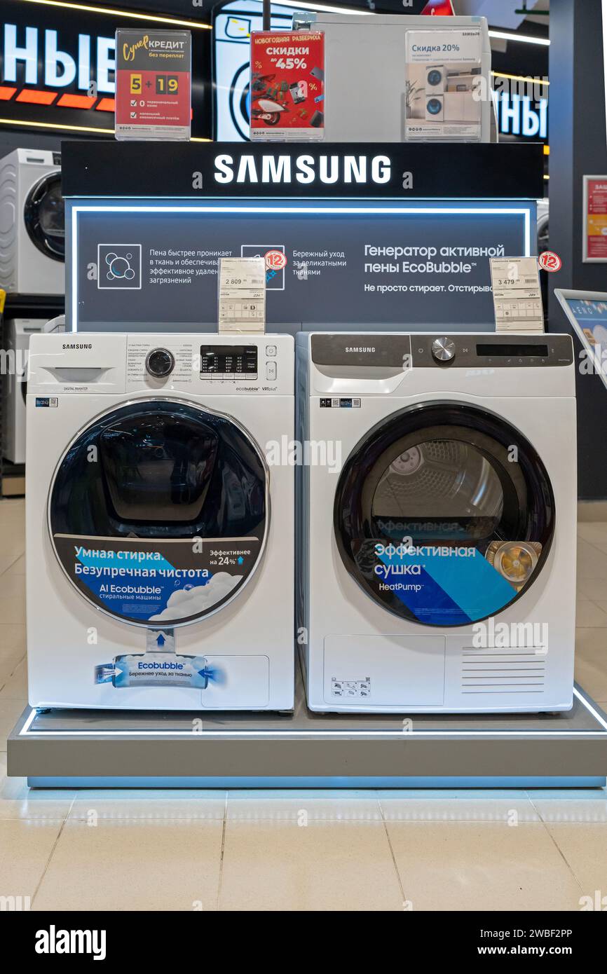 Las lavadoras Samsung se exhiben en la sala de exposición de una tienda comercial. Minsk, Bielorrusia - 10 de enero de 2024 Foto de stock