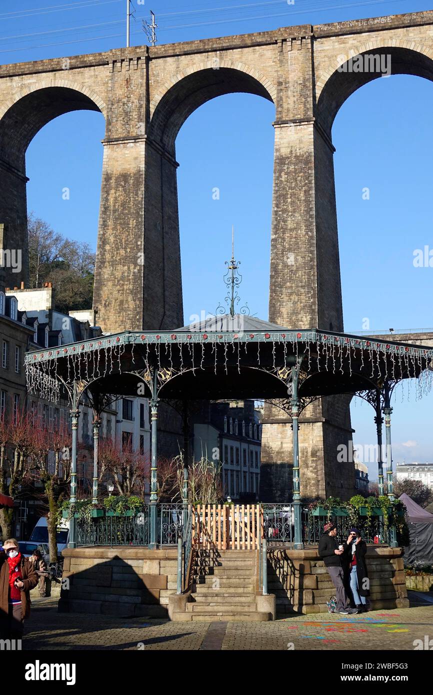 Place des Otages con quiosco de banda, viaducto de la línea ferroviaria París-Brest, Morlaix Montroulez, Finistere Penn Ar Bed departamento, Bretagne Breizh Foto de stock