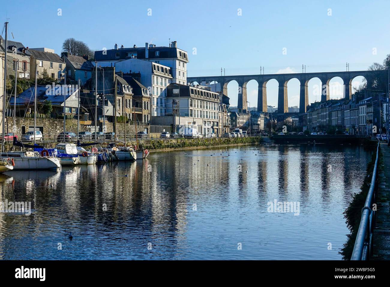 Puerto y viaducto de la línea ferroviaria París-Brest, Morlaix Montroulez, departamento de Finistere Penn Ar Bed, región de Bretagne Breizh, Francia Foto de stock