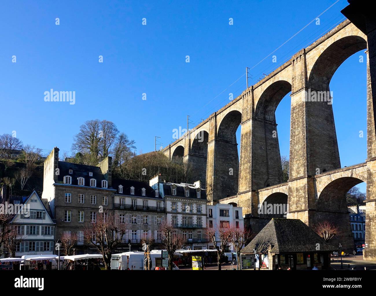 Place des Otages, viaducto de la línea ferroviaria París-Brest, Morlaix Montroulez, departamento de Finistere Penn Ar Bed, región de Bretagne Breizh, Francia Foto de stock