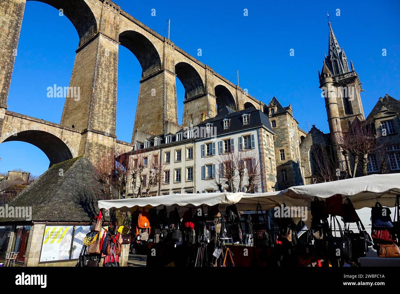 Place des Otages, viaducto de la línea ferroviaria París-Brest, iglesia de Saint Melaine, Morlaix Montroulez, Finistere Penn Ar Bed departamento, Bretagne Foto de stock