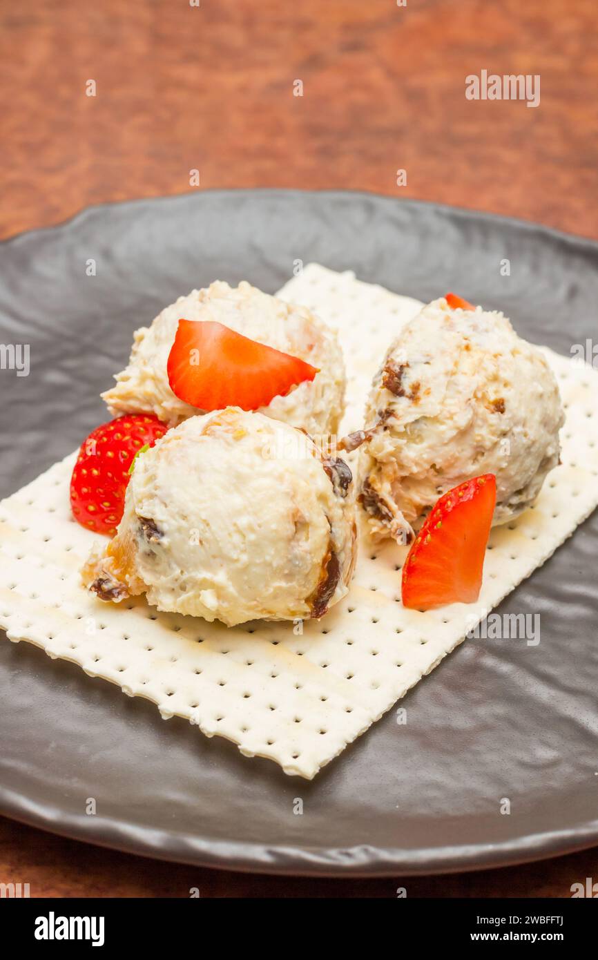 Charoset tradicional del desierto judío con helado, fresas y galletas saladas Foto de stock