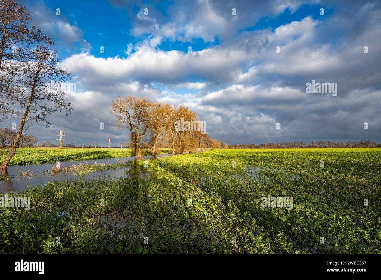 Hochwasser überflutete Felder und über dei Ufer getretene