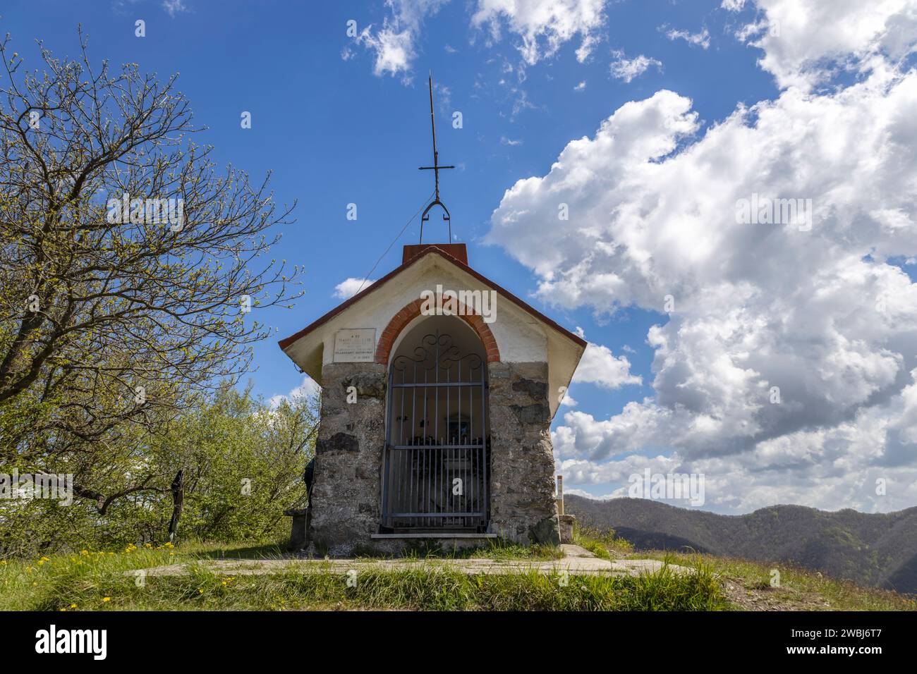 La pequeña capilla en la cima del monte Pianetto en el interior de Génova, Italia Foto de stock