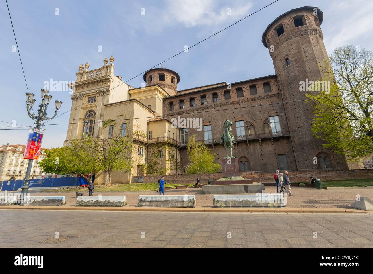 TORINO (TURÍN), ITALIA, 11 DE ABRIL de 2023 - Vista del castillo de Acaja en el centro de Torino, Italia Foto de stock