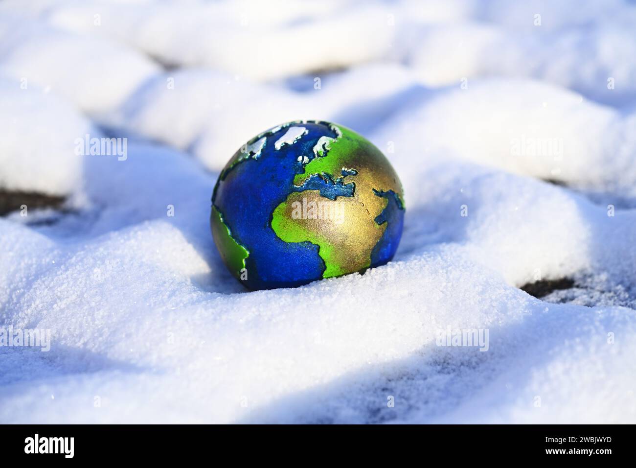 La esfera de la Tierra en la nieve, símbolo de la foto de la onda fría