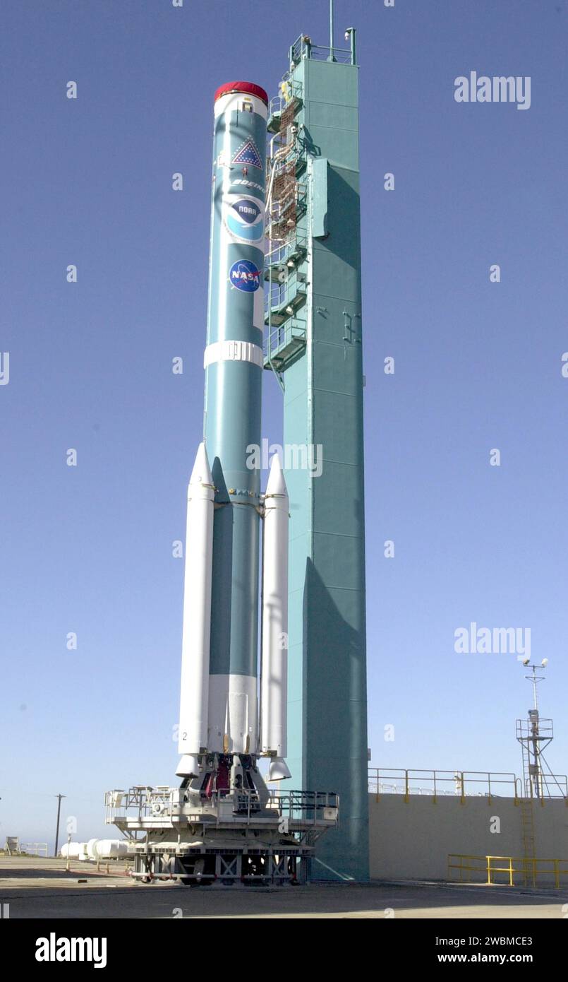 BASE DE LA FUERZA AÉREA DE VANDENBERG, CALIF. - En el Complejo de Lanzamiento Espacial 2 en la Base de la Fuerza Aérea de Vandenberg en California, la primera etapa del cohete Boeing Delta II descansa en la plataforma. Se combinará con la segunda etapa. El Delta II lanzará la nave espacial de la Administración Nacional Oceánica y Atmosférica (NOAA-N). Después del lanzamiento, NOAA-N pasará a llamarse NOAA-18 y proporcionará mediciones de la superficie y la atmósfera de la Tierra que se introducirán en los modelos de pronóstico meteorológico de la NOAA y se utilizarán para otros estudios ambientales. Cada día, el satélite enviará datos al Comando y Adquisición de Datos de la NOAA Foto de stock