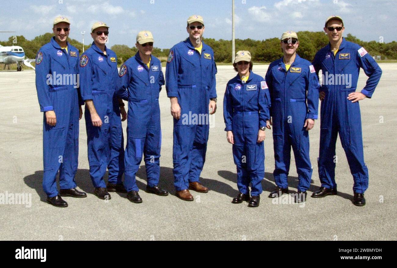 CENTRO ESPACIAL KENNEDY, FLA. La tripulación del STS109 posa en el Skid Strip de la Estación