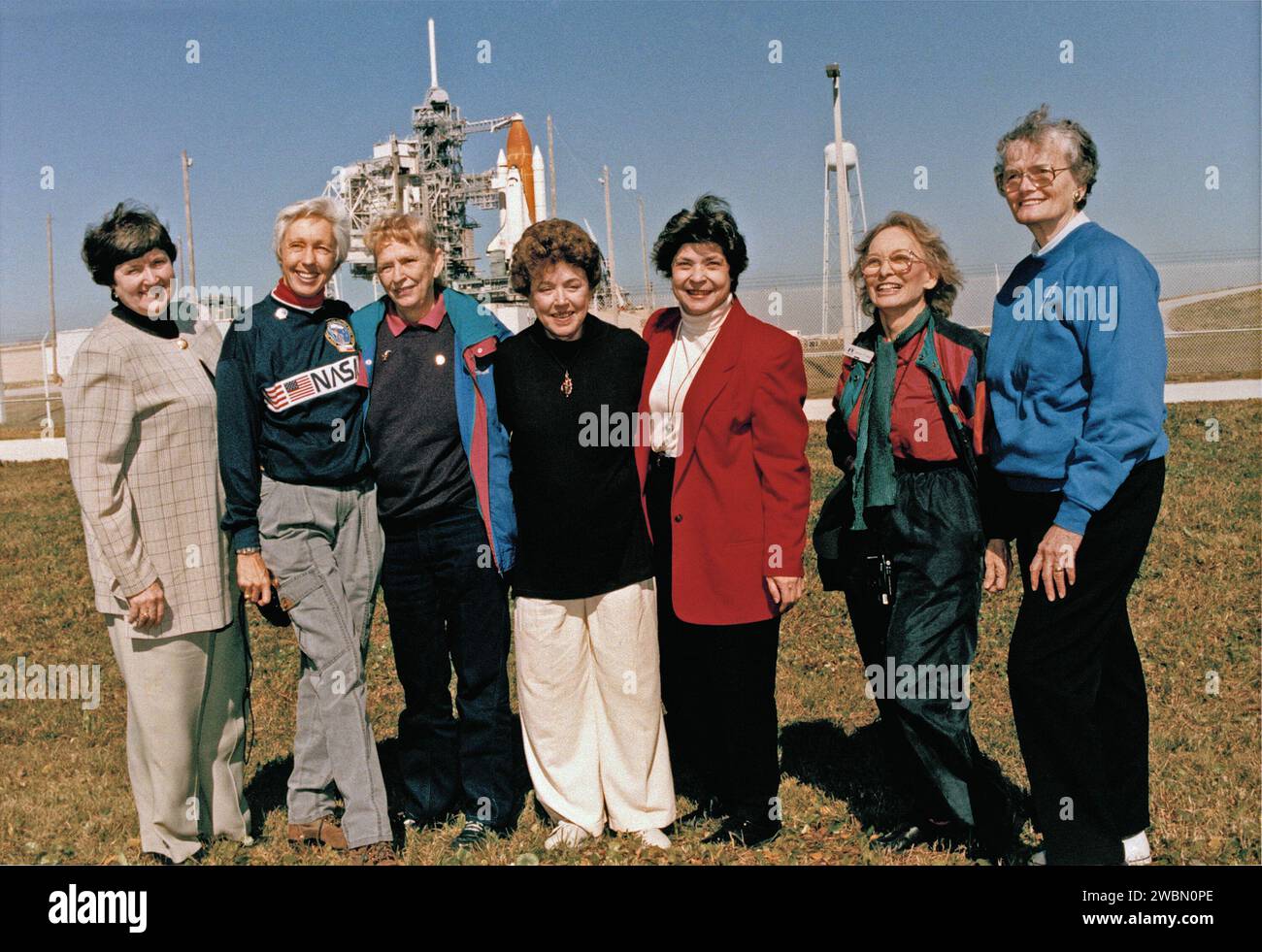 CABO CAÑAVERAL, Fla. -- exuberante y emocionada de estar en el Centro Espacial Kennedy, siete mujeres que una vez aspiraron a volar al espacio se encuentran fuera de la plataforma de lanzamiento 39B cerca del transbordador espacial Discovery, a punto de despegar en el primer vuelo de 1995. Visitando el centro espacial como invitados del piloto STS-63 Eileen Collins son de la izquierda Gene Nora Jessen, Wally Funk, Jerrie Cobb, Jerri Truhill, Sarah Rutley, Myrtle Cagle y Bernice Steadman. Son miembros del grupo Mercury 13 de mujeres que entrenaron para convertirse en astronautas para el primer programa de vuelos espaciales humanos de Estados Unidos a principios de la década de 1960 Aunque la M Foto de stock