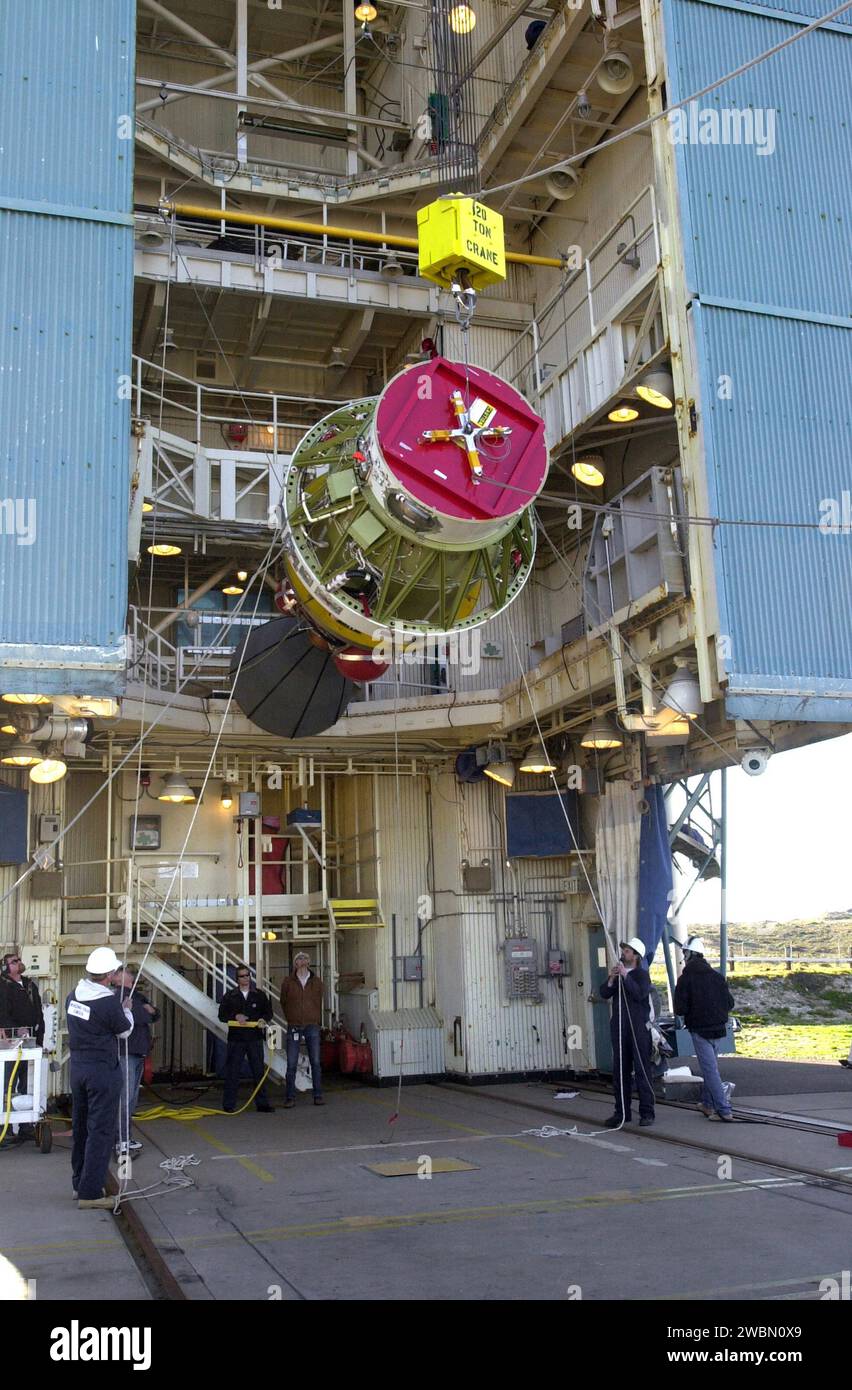 BASE DE LA FUERZA AÉREA DE VANDENBERG, CALIF. - En el Complejo de Lanzamiento Espacial 2 en la Base de la Fuerza Aérea Vandenberg en California, los trabajadores de Boeing ayudan a guiar la segunda etapa del cohete Boeing Delta II a una posición vertical. La segunda etapa se levantará y se acoplará con la primera etapa. El Delta II lanzará la nave espacial de la Administración Nacional Oceánica y Atmosférica (NOAA-N). Después del lanzamiento, NOAA-N pasará a llamarse NOAA-18 y proporcionará mediciones de la superficie y la atmósfera de la Tierra que se introducirán en los modelos de pronóstico meteorológico de la NOAA y se utilizarán para otros estudios ambientales. Cada día, el satell Foto de stock