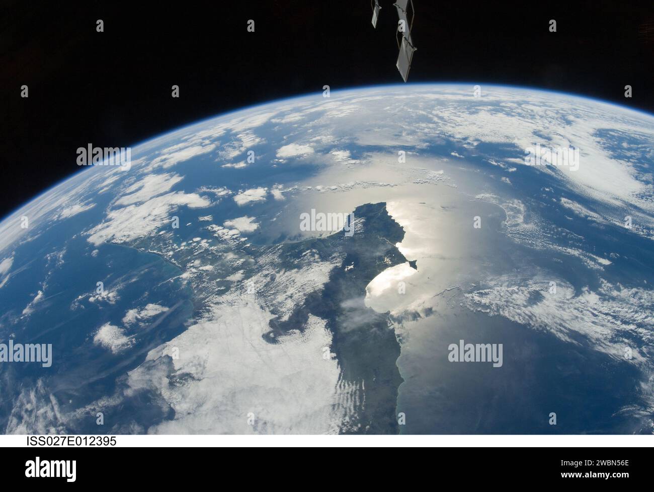 ISS027-E-012395 (13 de abril de 2011)--– Uno de los miembros de la tripulación de la Expedición 27 a bordo de la Estación Espacial Internacional fotografió esta vista panorámica hacia el sudeste centrada en la Península Azuero de Panamá. El suroeste del Mar Caribe y el istmo de Panamá cubierto de nubes están a la izquierda y el Golfo de Panamá y el este del Océano Pacífico con brillo de sol están a la derecha. Foto de stock