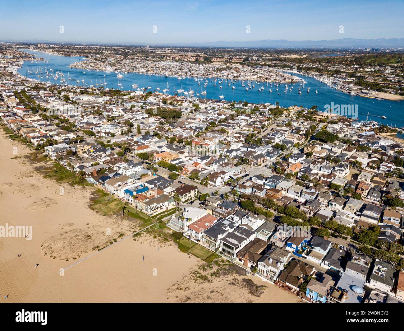 Vista aérea del paisaje de Newport Beach, casas de California, edificios y vías fluviales Foto de stock