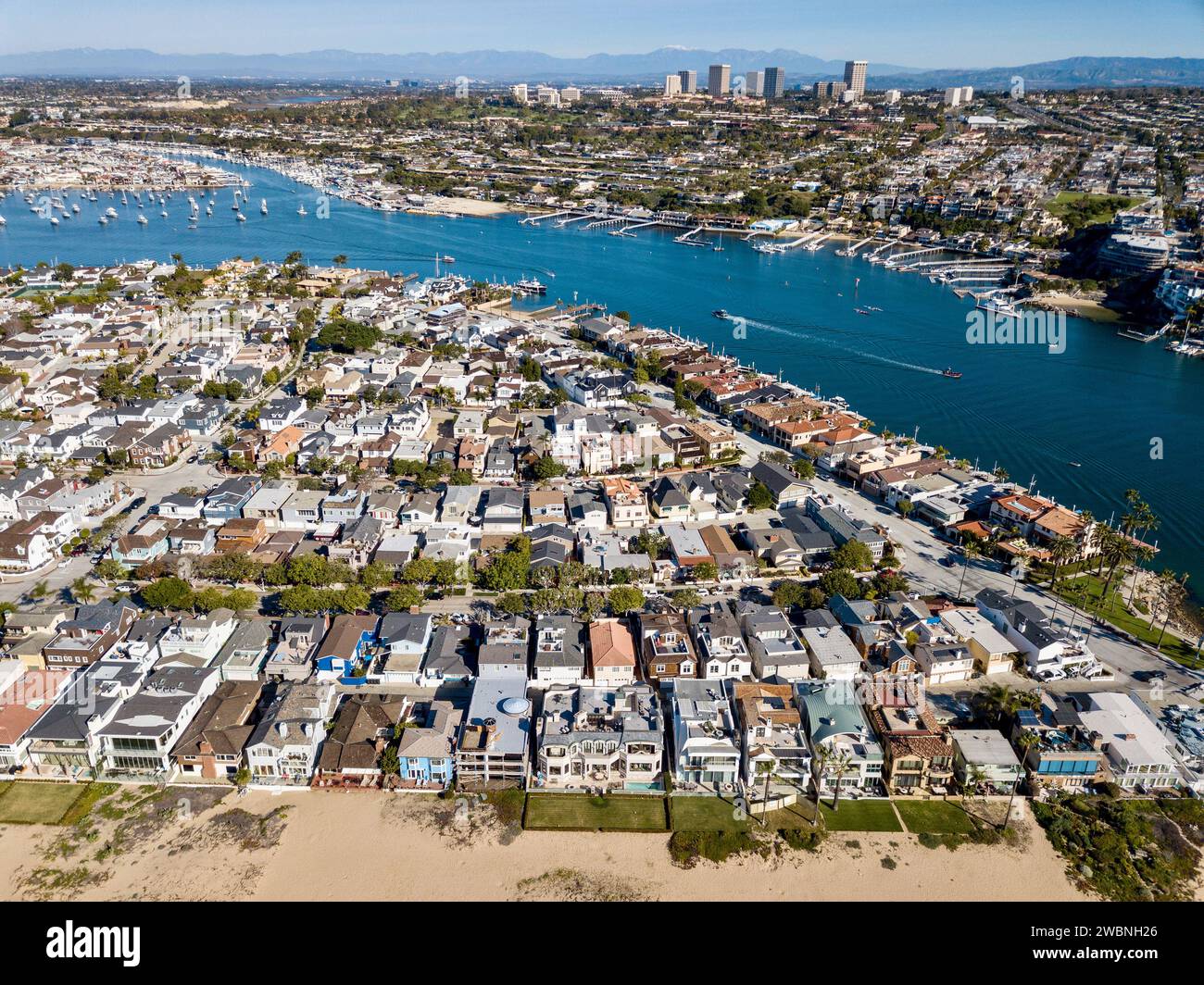 Vista aérea del paisaje de Newport Beach, casas de California, edificios y vías fluviales Foto de stock
