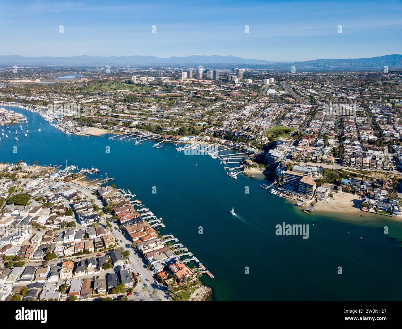 Vista aérea del paisaje de Newport Beach, casas de California, edificios y vías fluviales Foto de stock