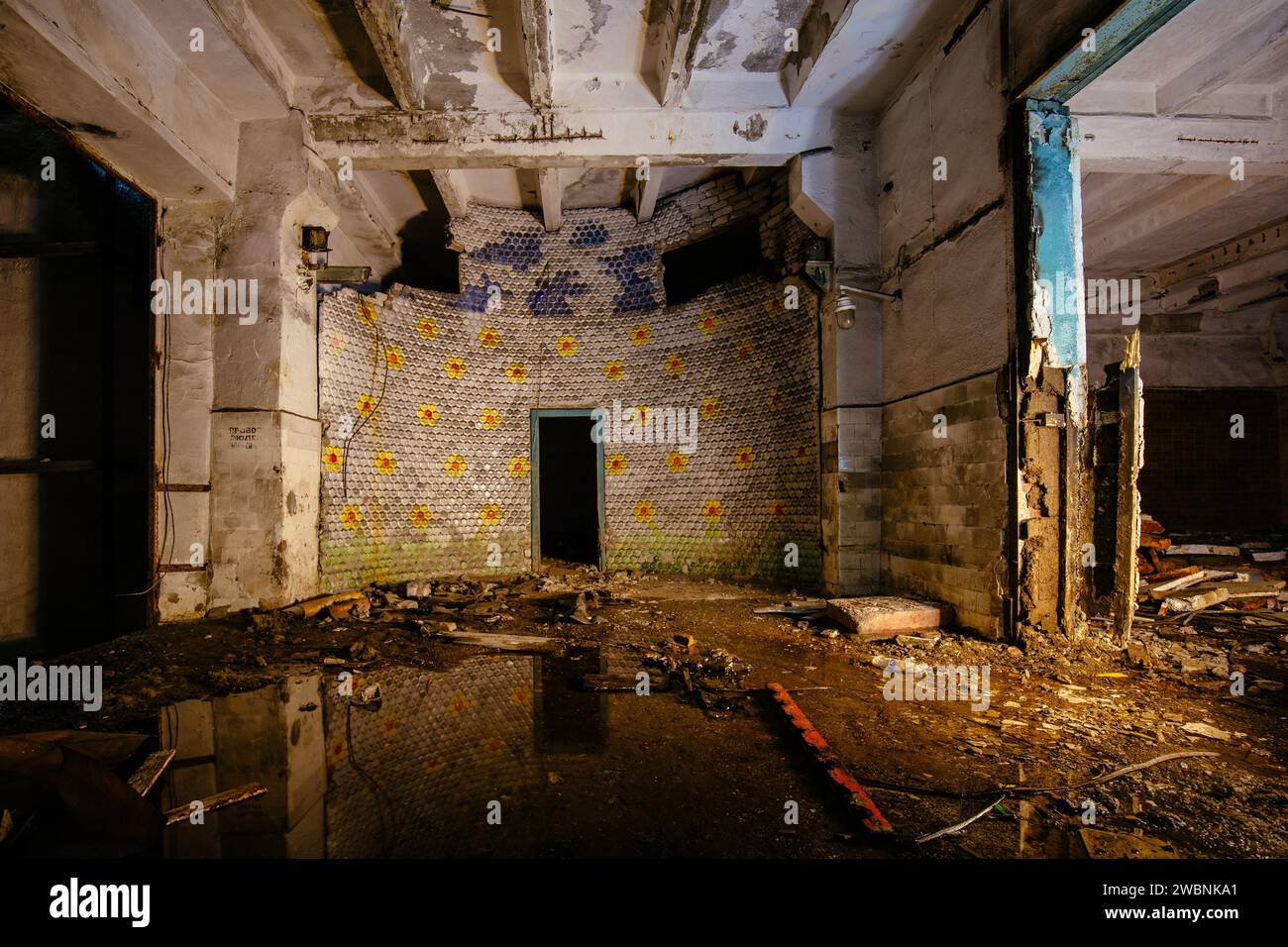 Oscuro inundado podrido edificio industrial abandonado. Foto de stock