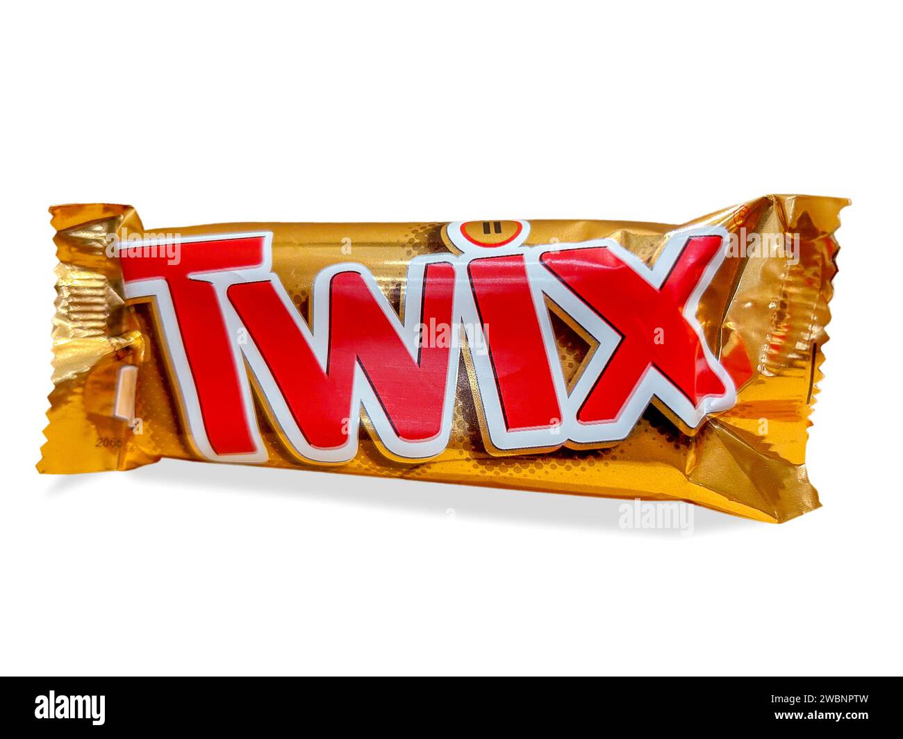 Italia - 11 de enero de 2024: Paquete de Twix aislado en blanco, Twix es una barra de chocolate caramelo producido por Mars Inc. Foto de stock