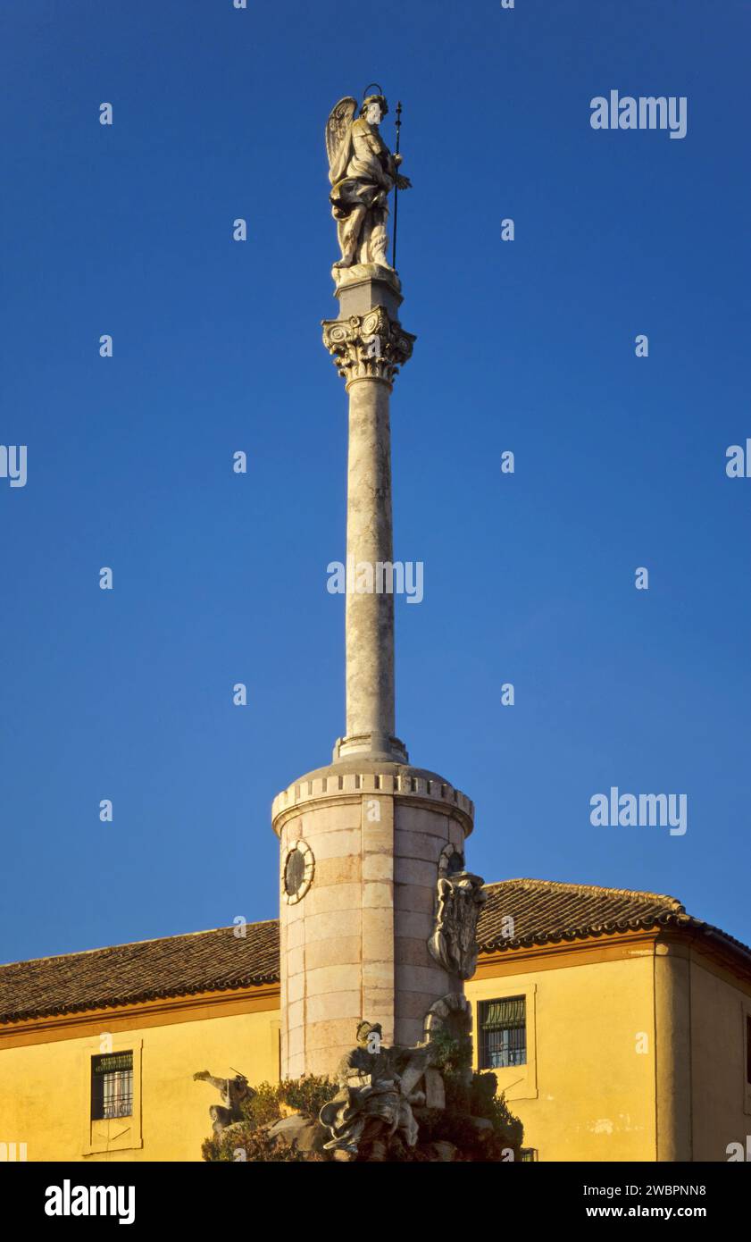 Triunfo de San Rafael, columna de peste cerca de la Puerta del Puente en Córdoba, Andalucía, España Foto de stock