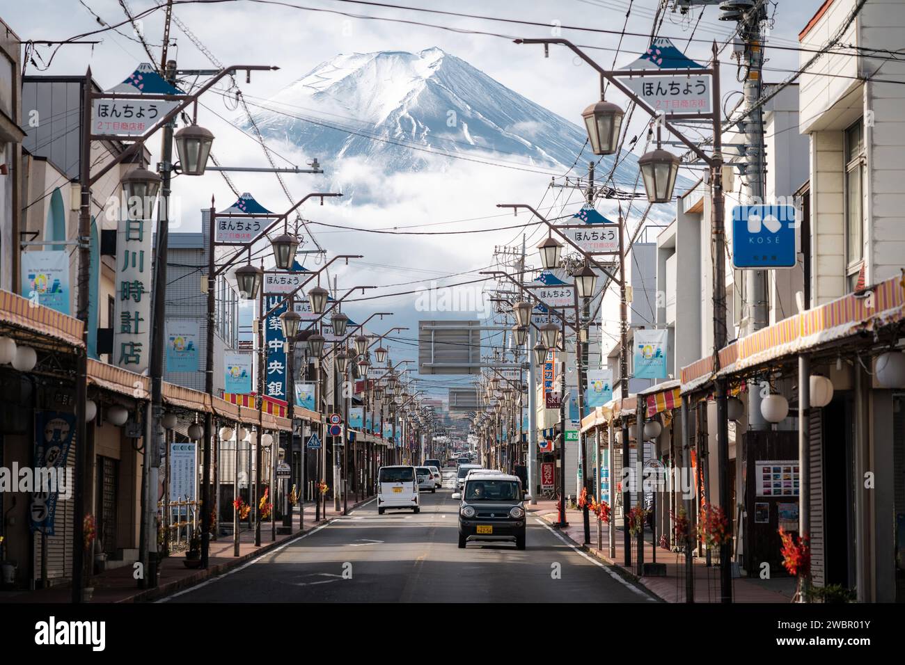 Vista de la calle del Monte Fuji desde la ciudad de Fujiyoshida, Prefectura de Yamanashi, Japón. Foto de stock