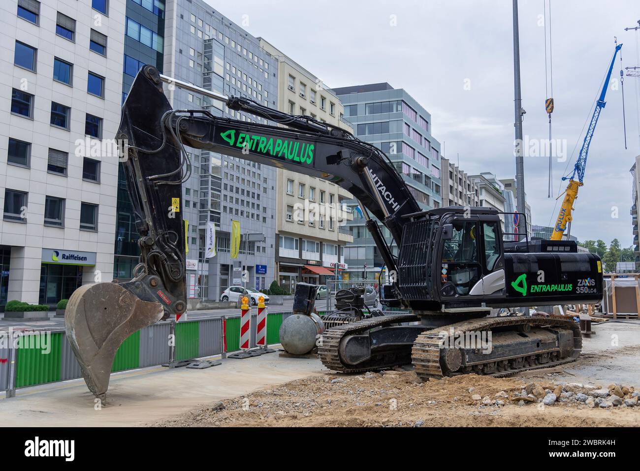 Ciudad de Luxemburgo, Luxemburgo - Excavadora de orugas negra Hitachi ZX350 LC-6 en obra. Foto de stock