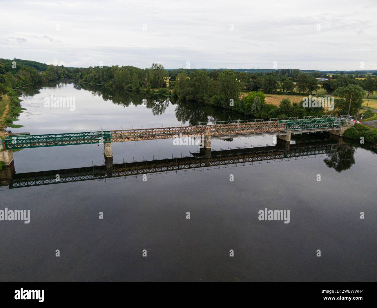 Andamios utilizados para trabajos de mantenimiento o restauración en un pequeño puente sobre un gran río el Cher Foto de stock