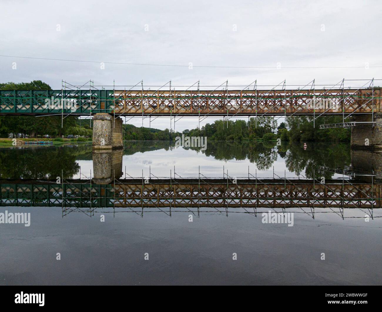 Andamios utilizados para trabajos de mantenimiento o restauración en un pequeño puente sobre un gran río el Cher Foto de stock