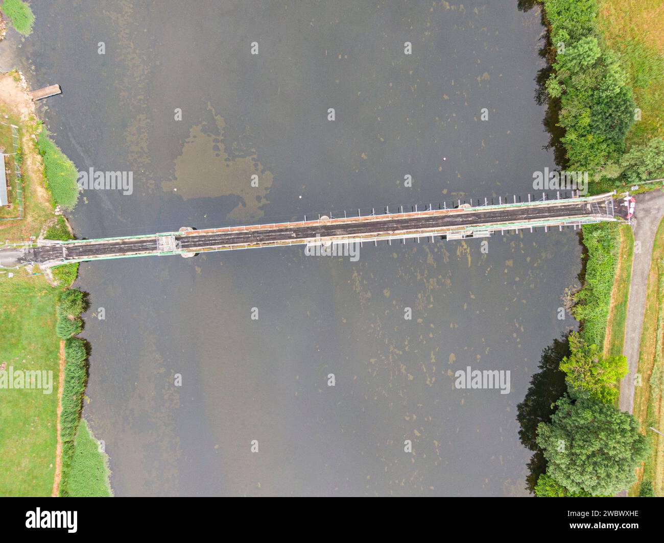 Andamios utilizados para trabajos de mantenimiento o restauración en un pequeño puente sobre un gran río el Cher Foto de stock