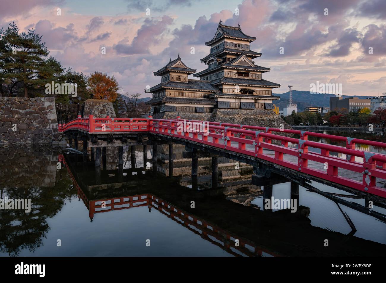 Castillo de Matsumoto al atardecer en la ciudad de Matsumoto, Prefectura de Nagano, Japón. Foto de stock
