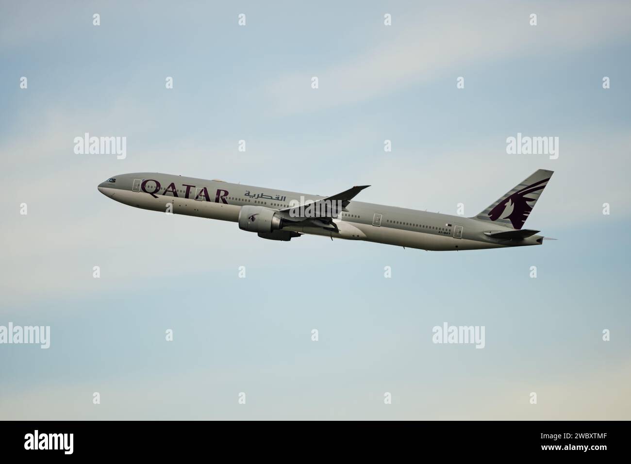 Un avión de pasajeros de una conocida compañía aérea ascendiendo en el cielo de la mañana Foto de stock