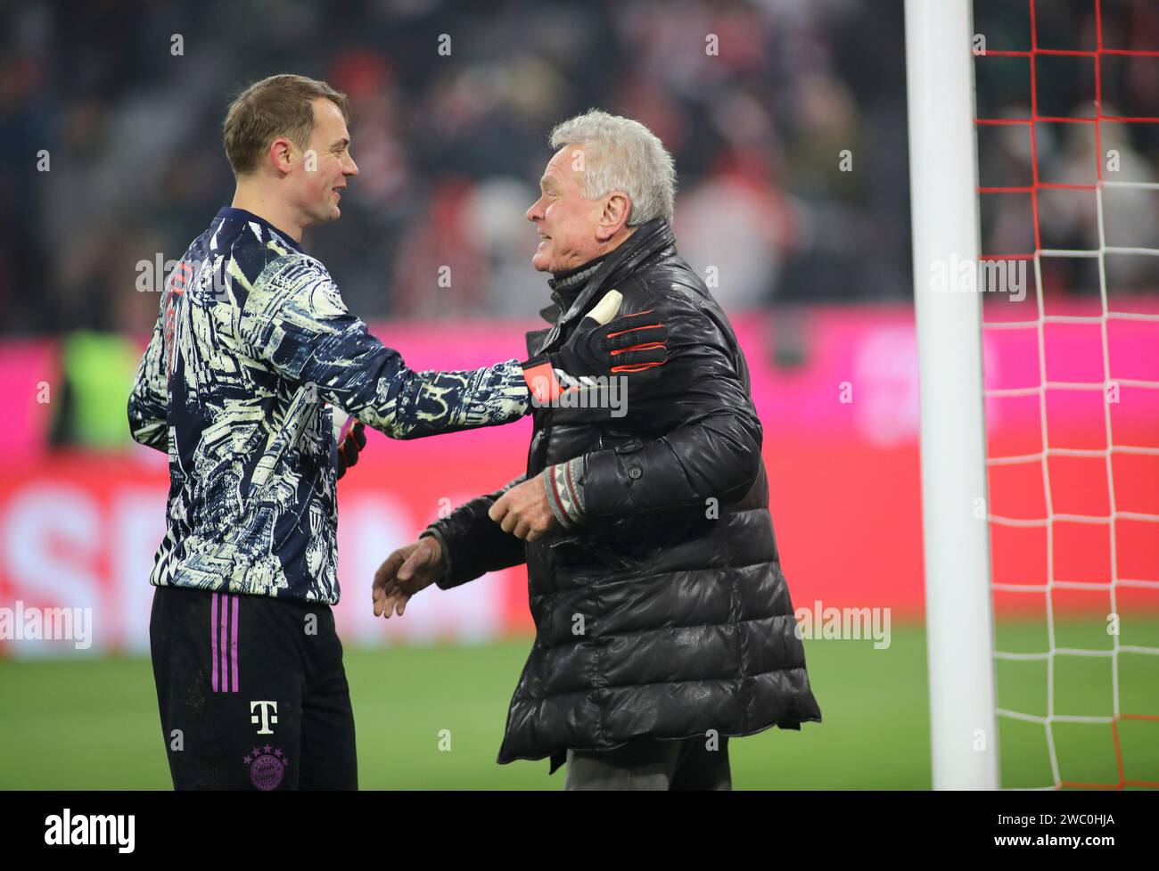 München, Deutschland 12. Enero 2024: Fussball, Herren, Bundesliga, Saison 2023/2024, FC Bayern München - TSG 1899 Hoffenheim, Allianz Arena Manuel Neuer (FC Bayern München) (li.) mit Sepp Maier (re.), ehemaliger Spieler FC Bayern München, Torwart, Kopf, Oberkörper, Spässchen machen, las regulaciones de lustig, lachen, Scherzen DFB, DFL prohíben cualquier uso de fotografías como secuencias de imágenes y / o cuasi-video Foto de stock