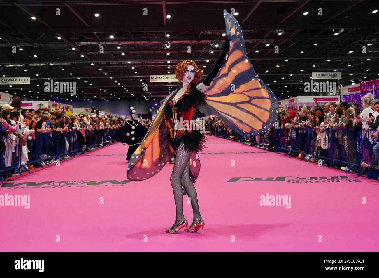 Un acto durante la apertura de la DragCon UK 2024 de RuPaul en Excel