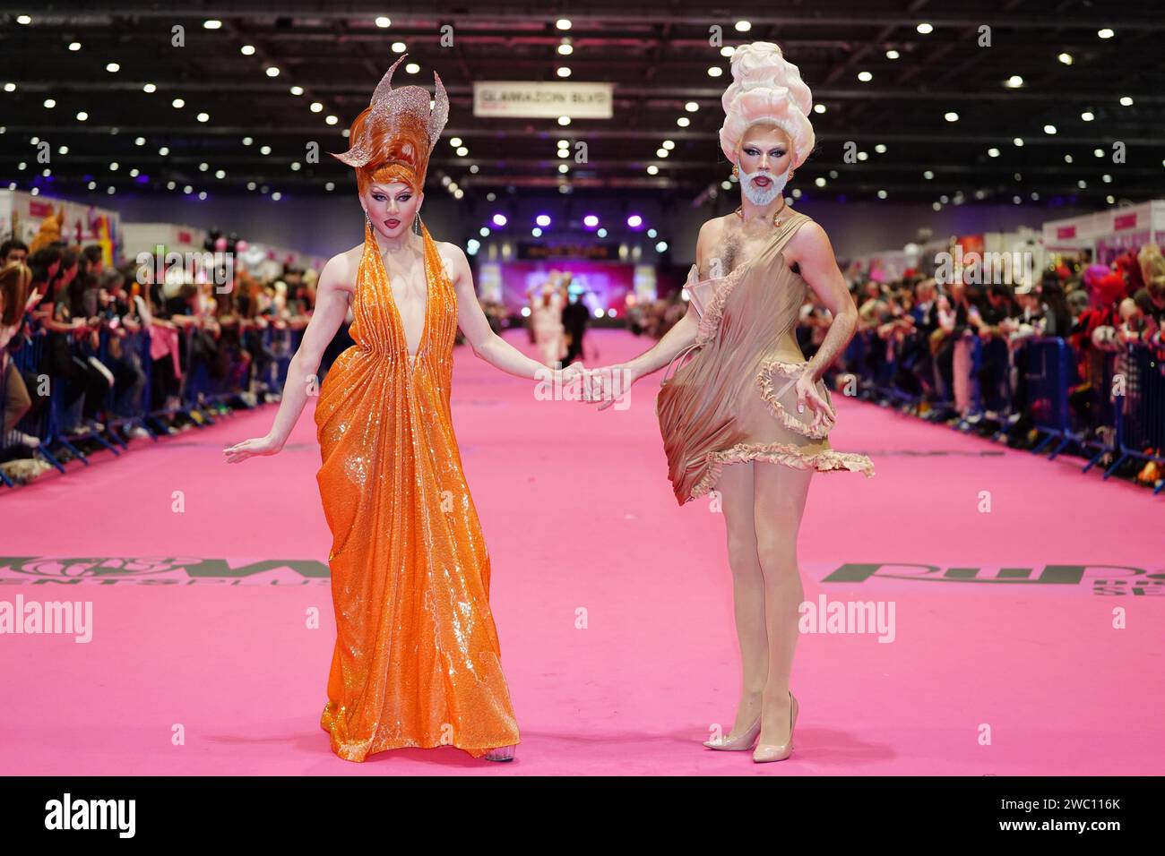 Un acto durante la apertura de la DragCon UK 2024 de RuPaul en Excel