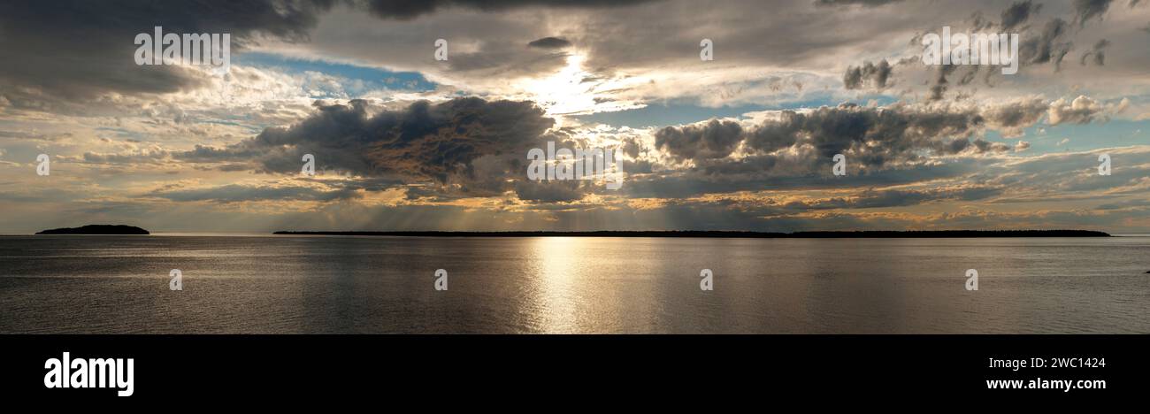 coucher de soleil sur une ile Foto de stock