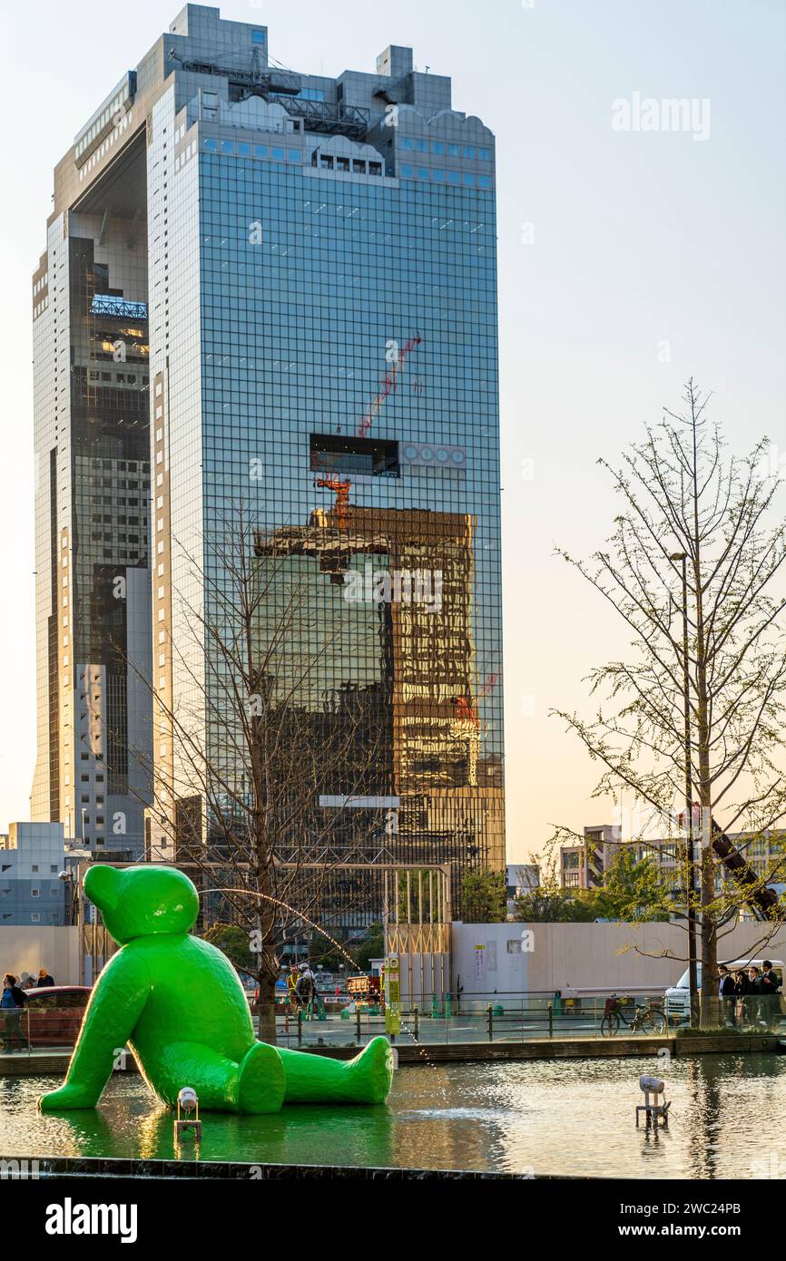 La fuente verde del oso de peluche llamada Ted Hyber, una escultura de Fabrice Hybert fuera de la estación de Osaka. En el fondo está el edificio Umeda Sky. Foto de stock
