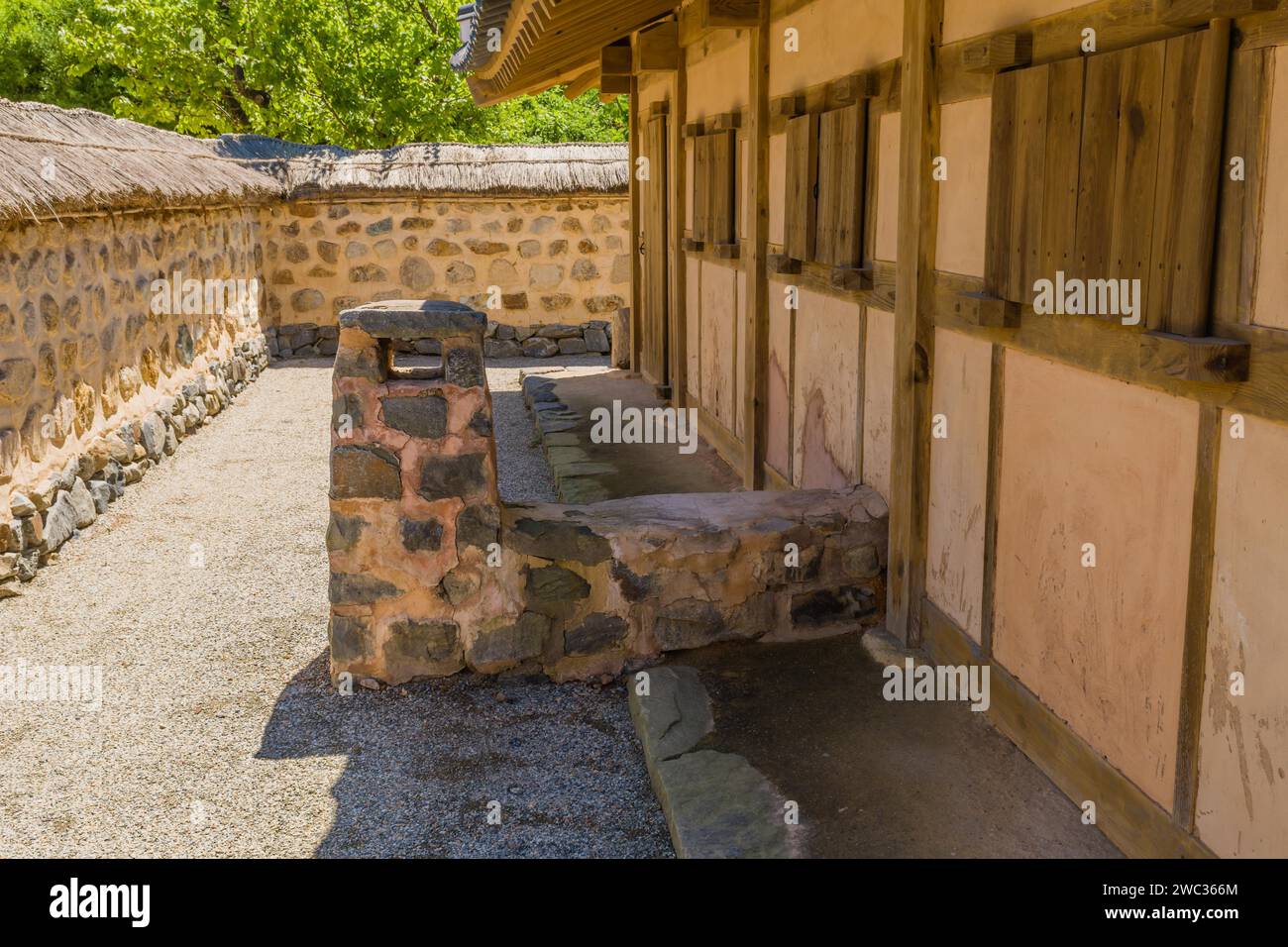 Buyeo, Corea del Sur, 7 de julio de 2018: Chimenea de piedra y barro adosada antigua casa en el pueblo tradicional situado en el parque público en Neungsa Baekje Foto de stock