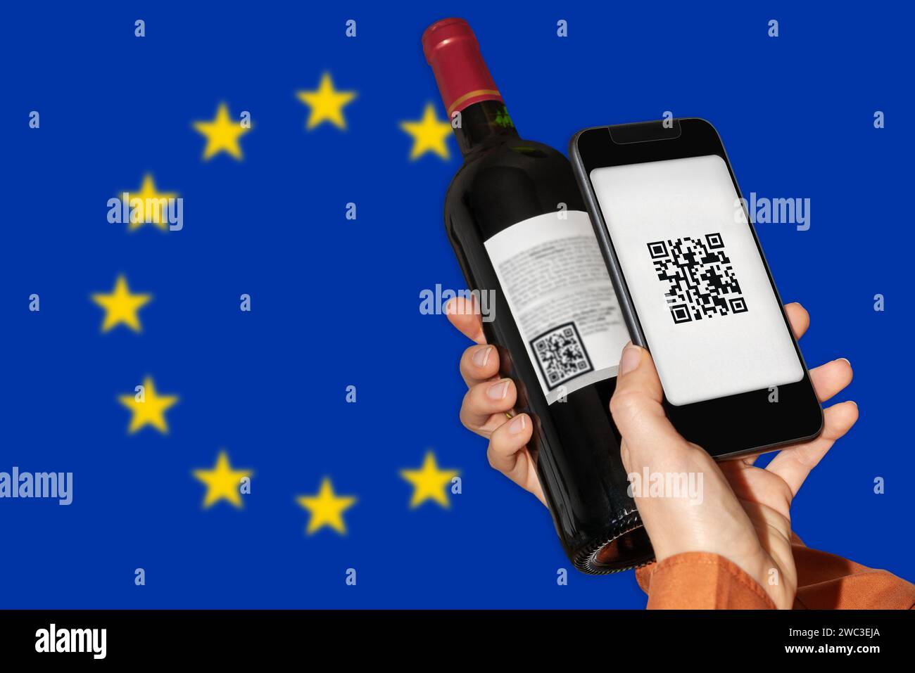 Etiquetado electrónico de productos vitivinícolas en la UE. La persona escanea el código QR en la etiqueta de la botella de vino utilizando el teléfono móvil en la bandera de la Unión Europea. Foto de stock