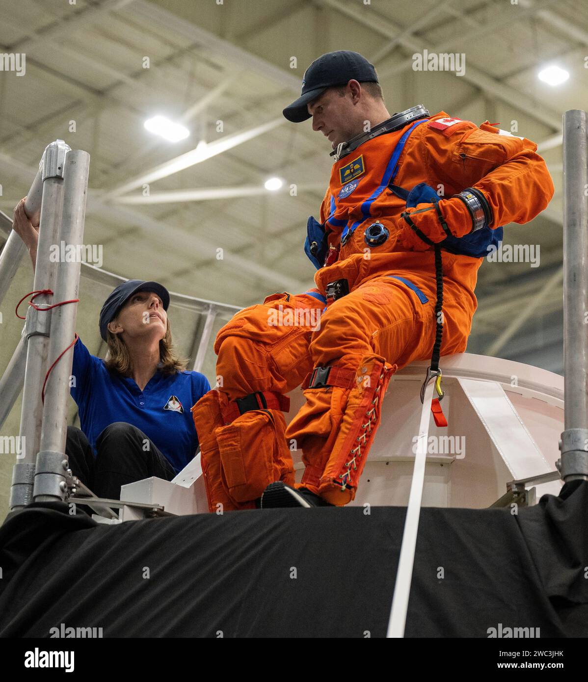 Houston, Estados Unidos. 08 de diciembre de 2023. Jeremy Hansen, especialista en misión de Artemis II, de la Agencia Espacial Canadiense, durante el entrenamiento de egreso de emergencia en el Centro Espacial Johnson, 8 de diciembre de 2023 en Houston, Texas. Crédito: James Blair/NASA/Alamy Live News Foto de stock