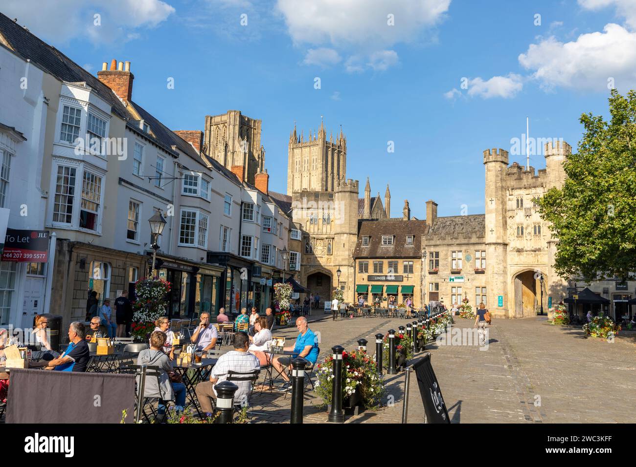Wells Somerset centro de la ciudad y mercado lugar caliente día de otoño gente sentada en cafés y bares con amigos, cielo azul, Inglaterra, Reino Unido, 2023 Foto de stock