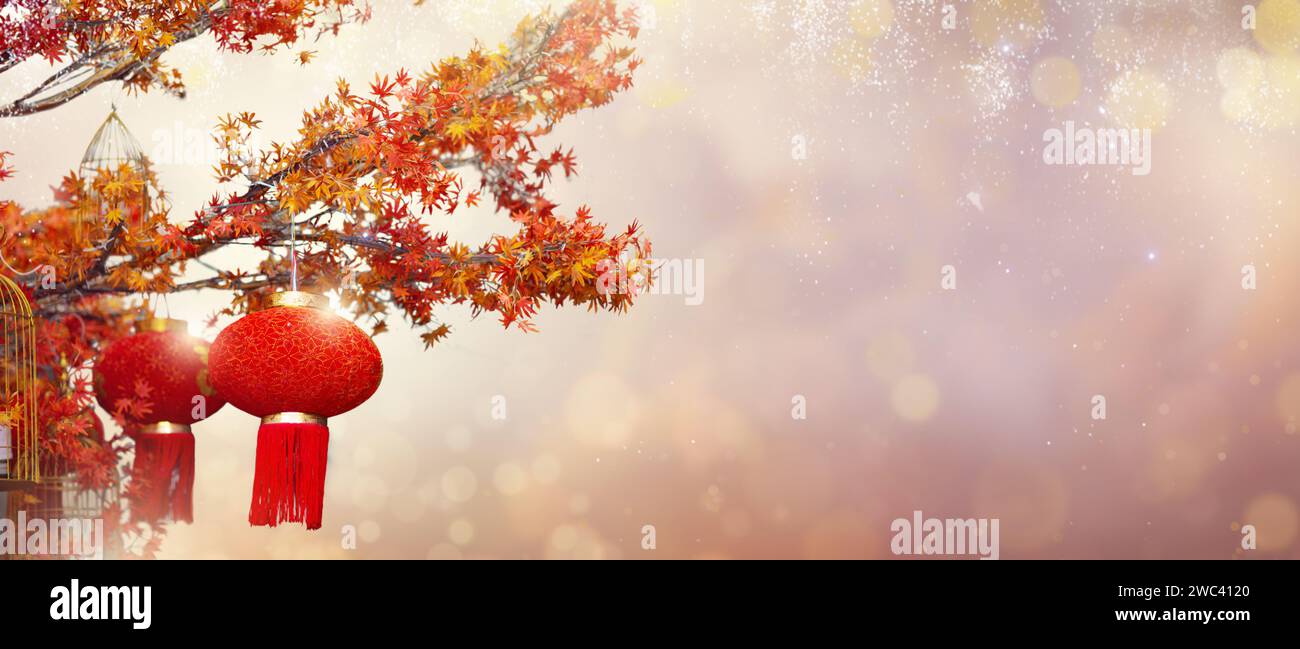 Celebración del año nuevo chino en Asia. Linterna roja y dorada en el árbol de arce japonés para la fiesta de año nuevo lunar. Fondo con glitter Foto de stock