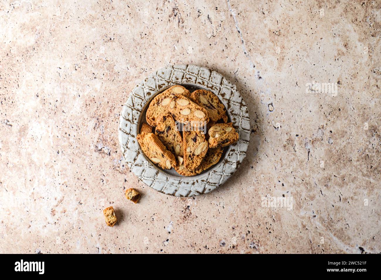 galletas sobre un fondo de piedra beige. Foto de alta calidad Foto de stock