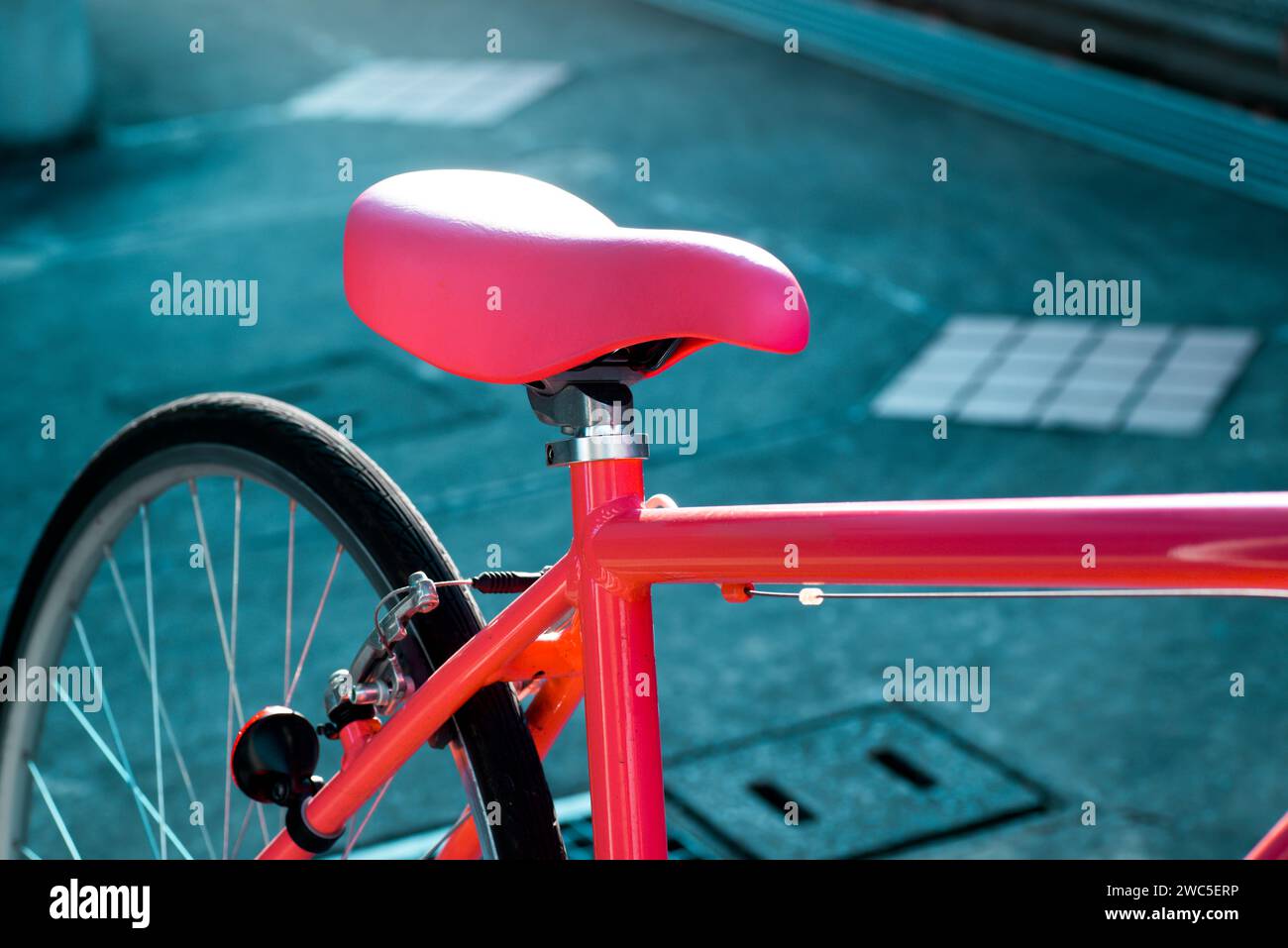 Silla de bicicleta rosa cerca y enfocada Foto de stock