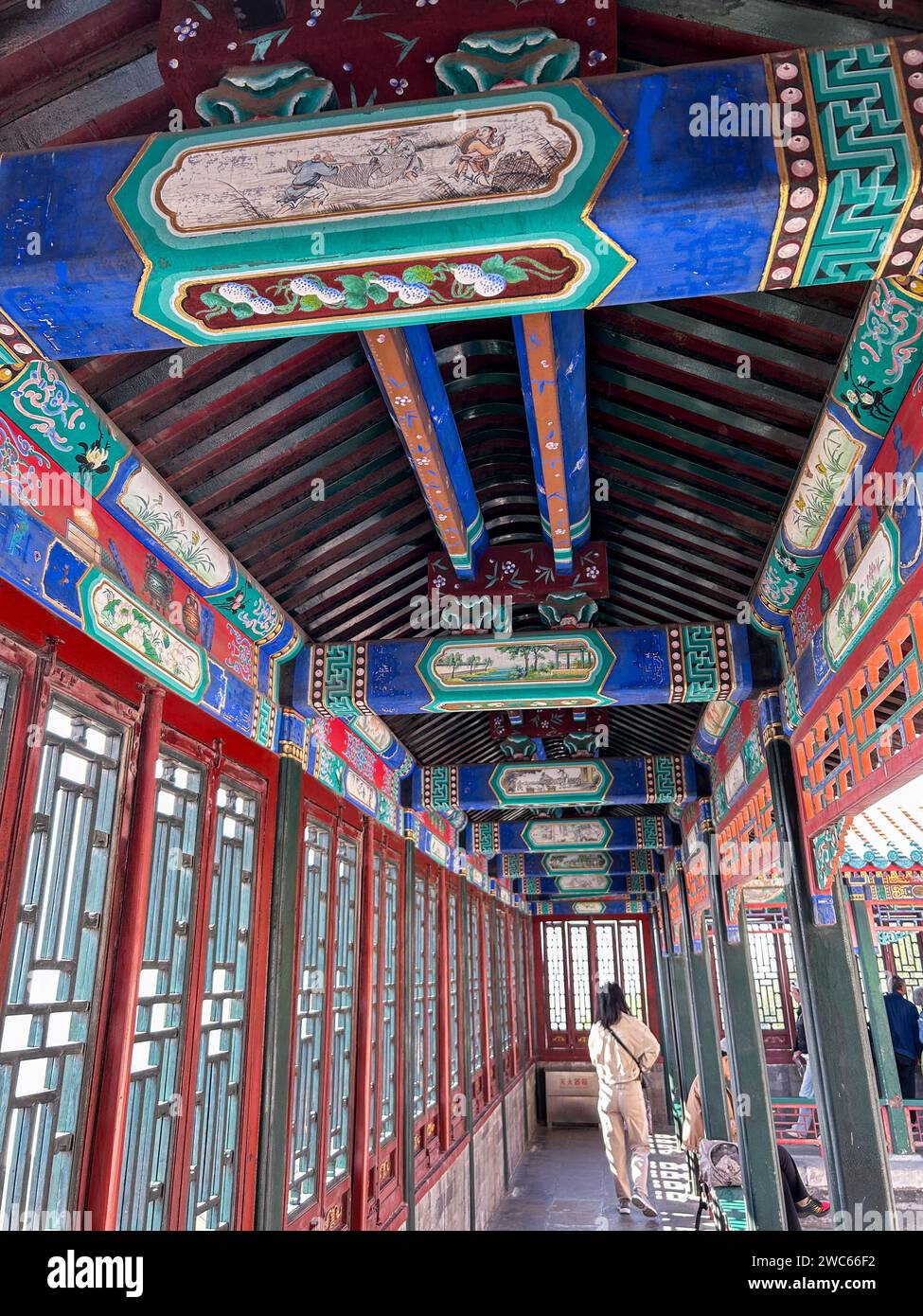 Beijing, China, gente que visita, monumento histórico chino, pasillo pintado, en 'Palacio de Verano' Foto de stock