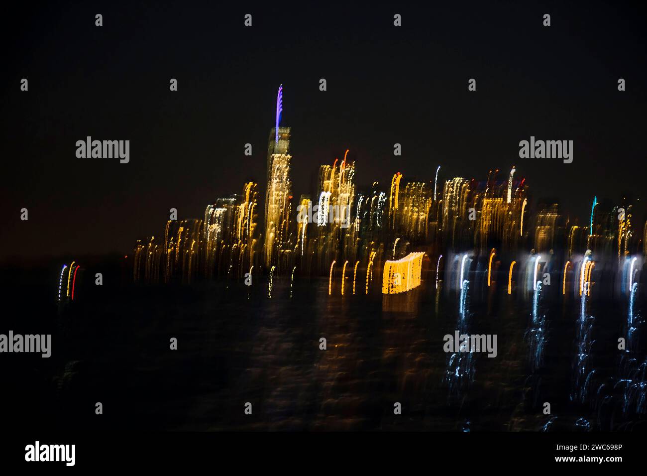 Iluminación de larga exposición de Manhattan, desde la bahía de Hudson, Nueva York, EE.UU Foto de stock