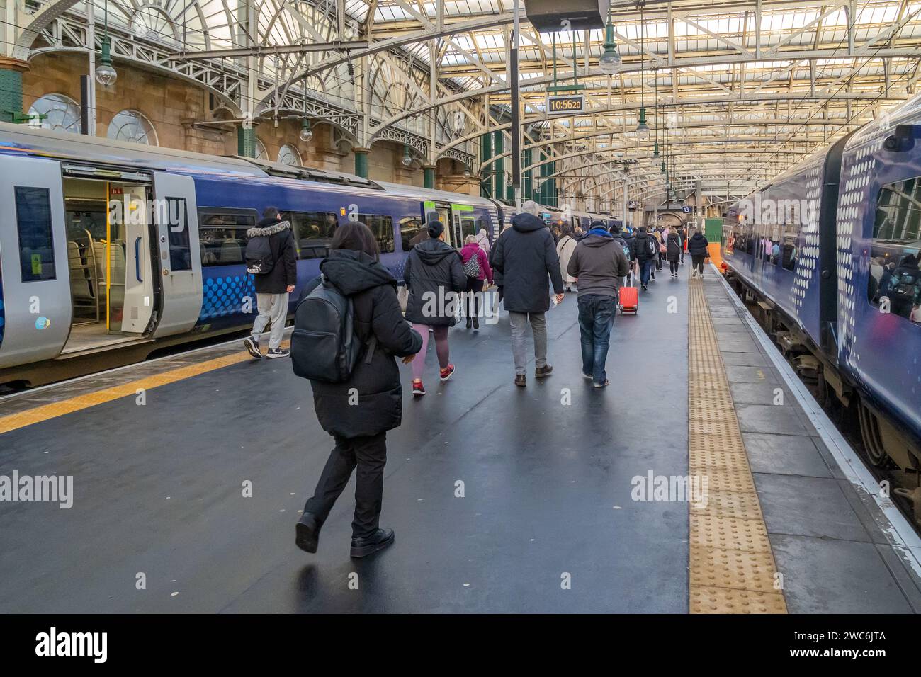 Pasajeros que salen de los trenes Scotrail y caminan a lo largo de la plataforma en la estación central de tren de Glasgow, Glasgow, Escocia, Reino Unido Foto de stock